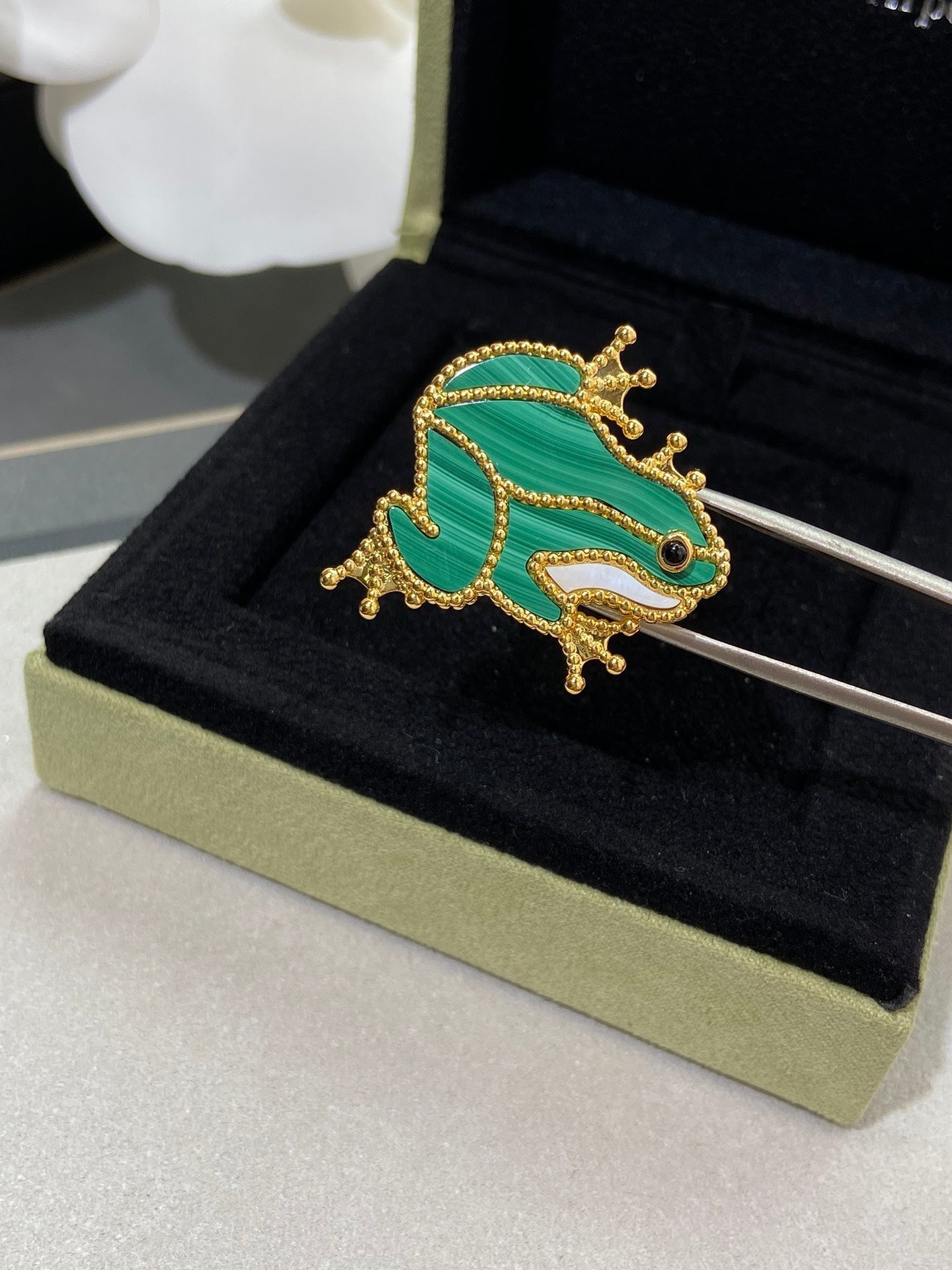 VCA Brooch 13
