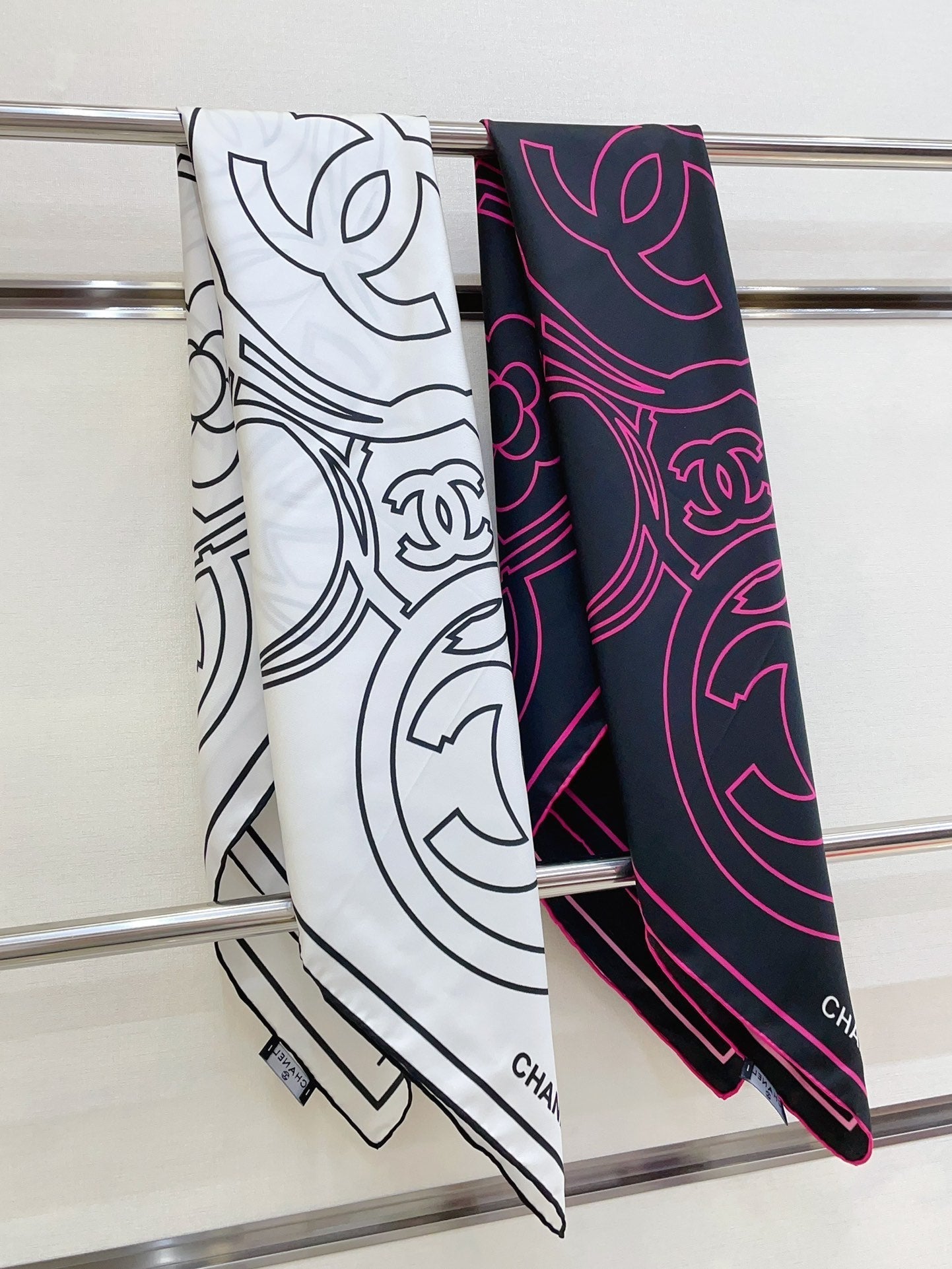 CC Square Scarf 90 CM In White Mix Black Silk Twill 187437