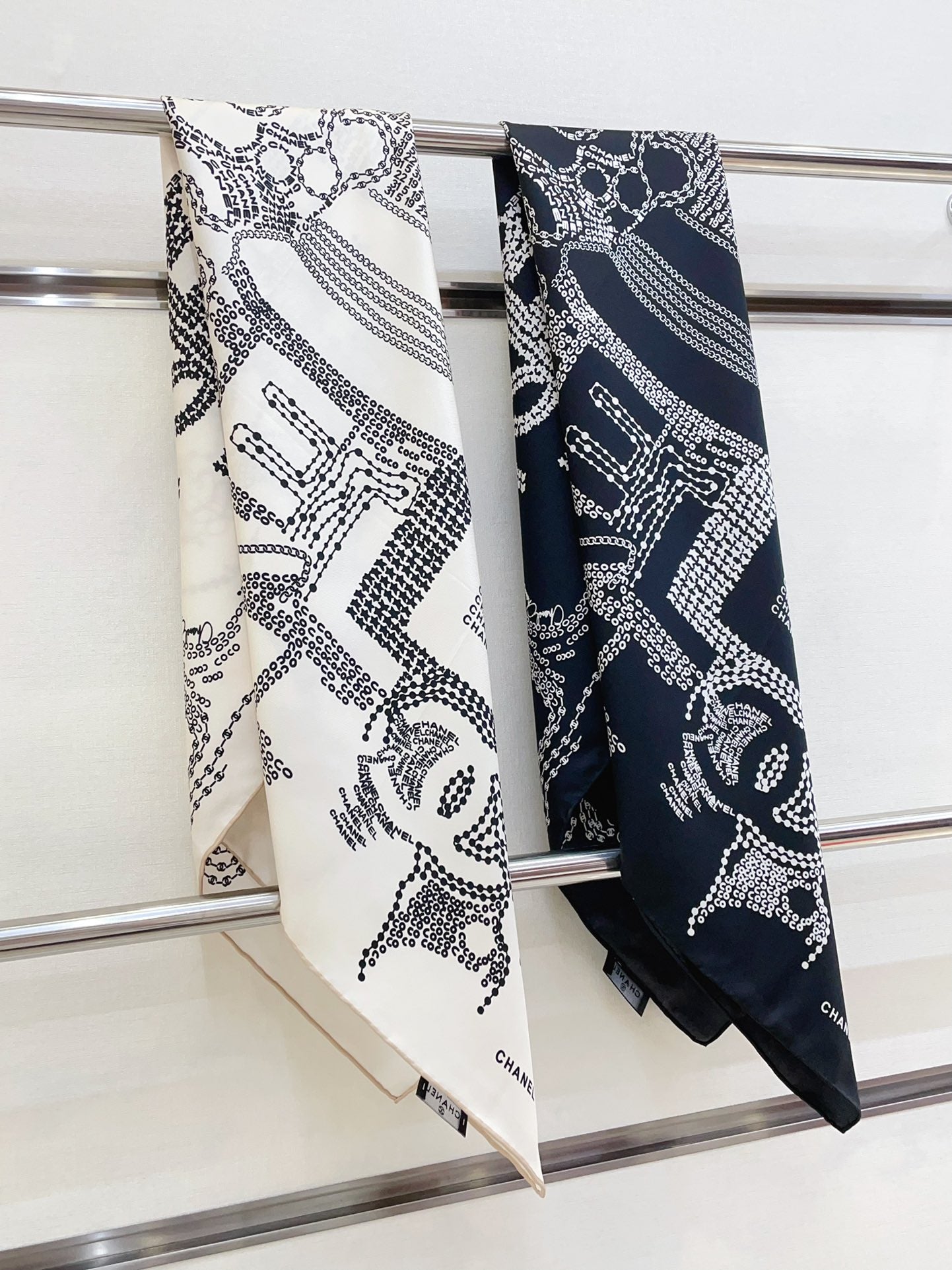 CC Square Scarf 90 CM In Black White Silk Twill 198570