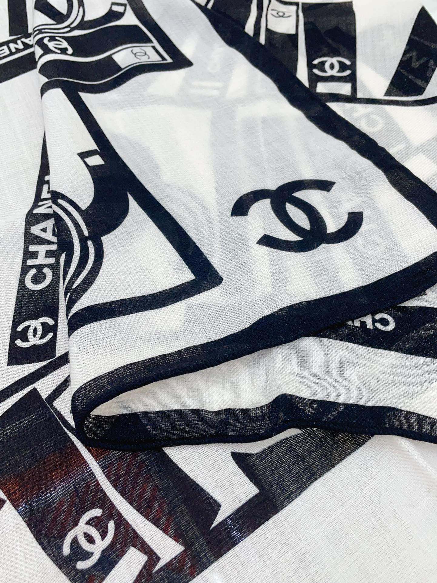 CC Square Scarf 140 CM In White Black Silk 422757