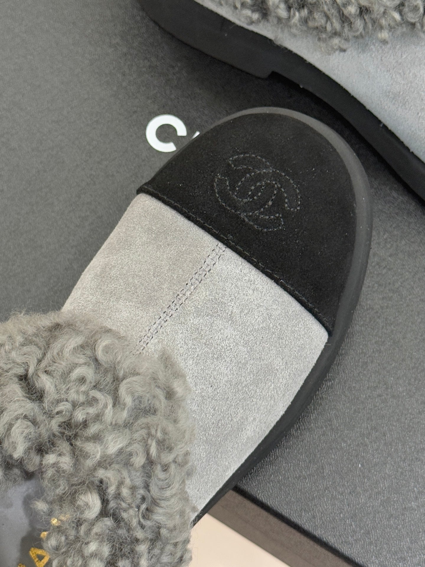 CC 25s Furry Snow Boots Gray Black Suede Wool 512062