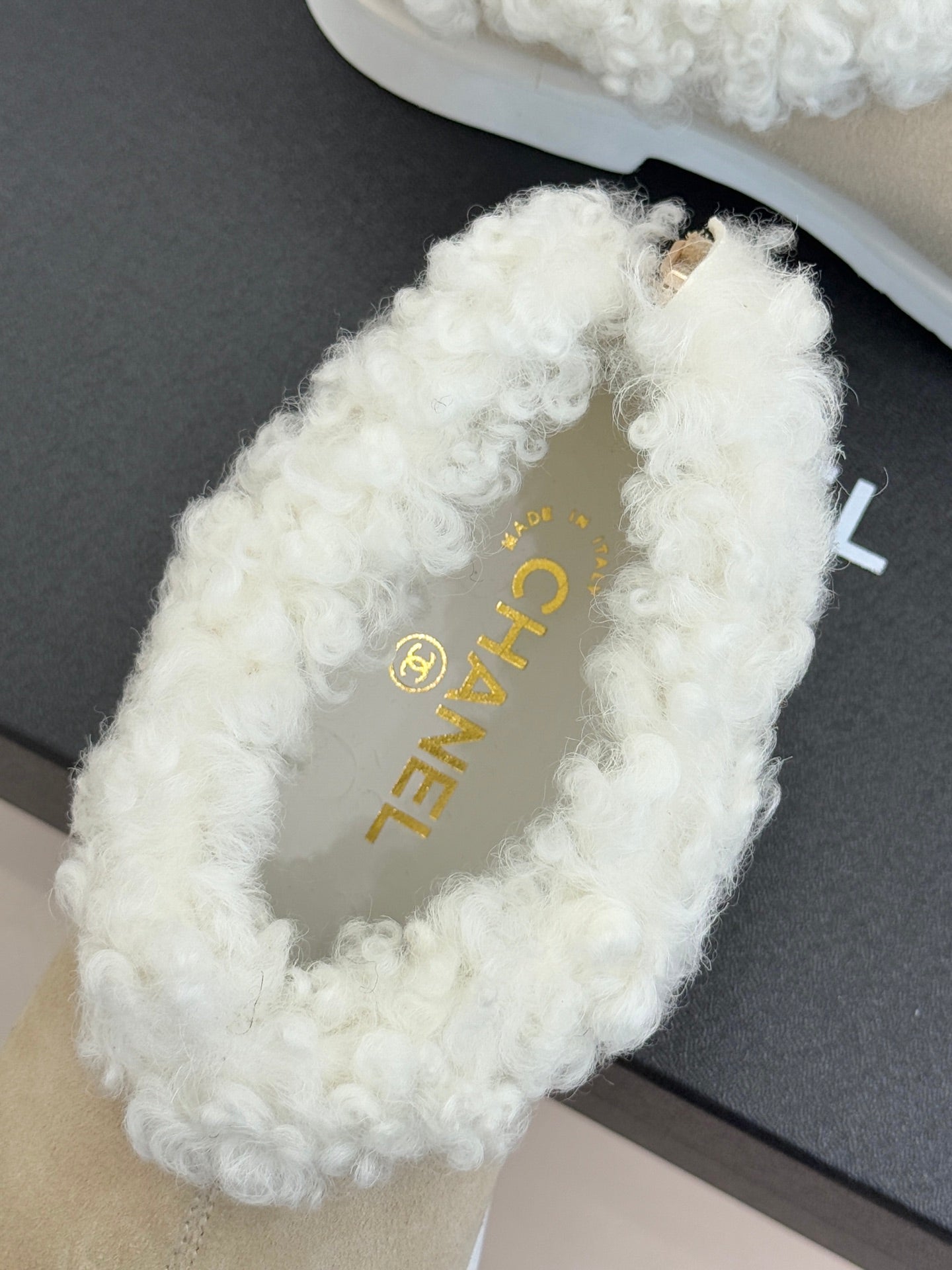CC 25s Furry Snow Boots Beige Black Suede Wool 512063