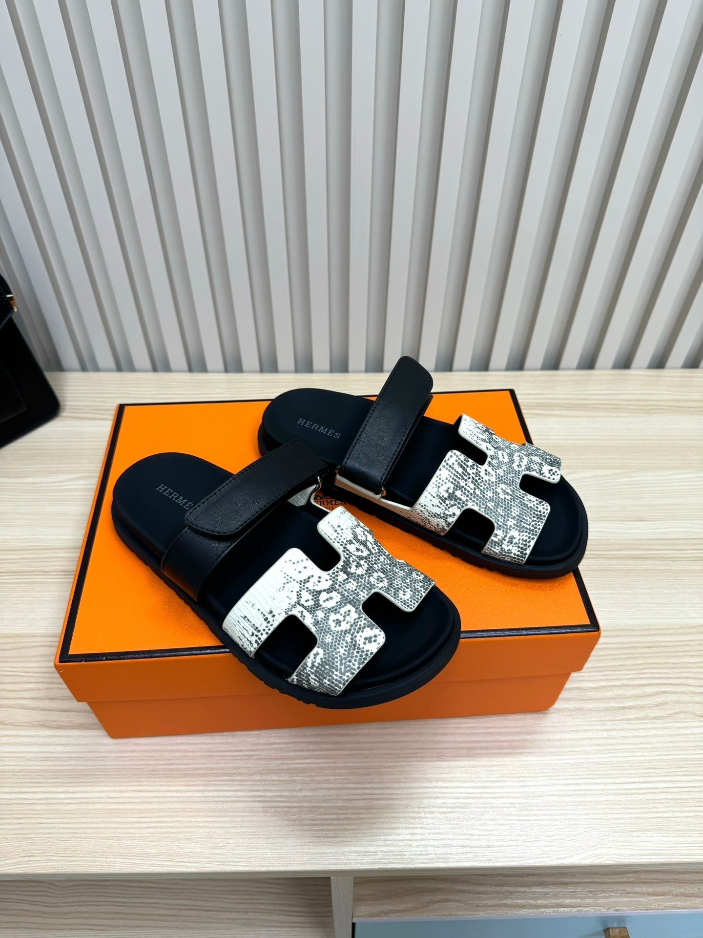 HM 26ss Slippers White Black Suede Leather 618579