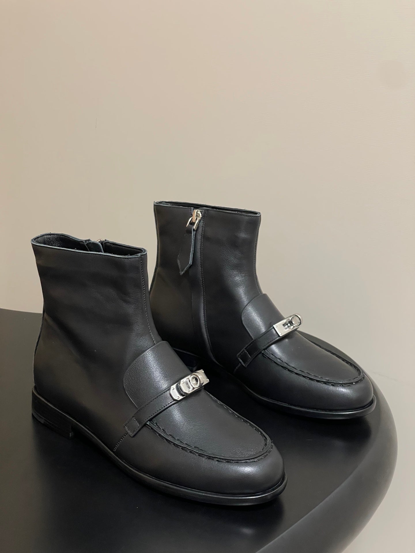 HM short boots kelly buckle black sheepskin