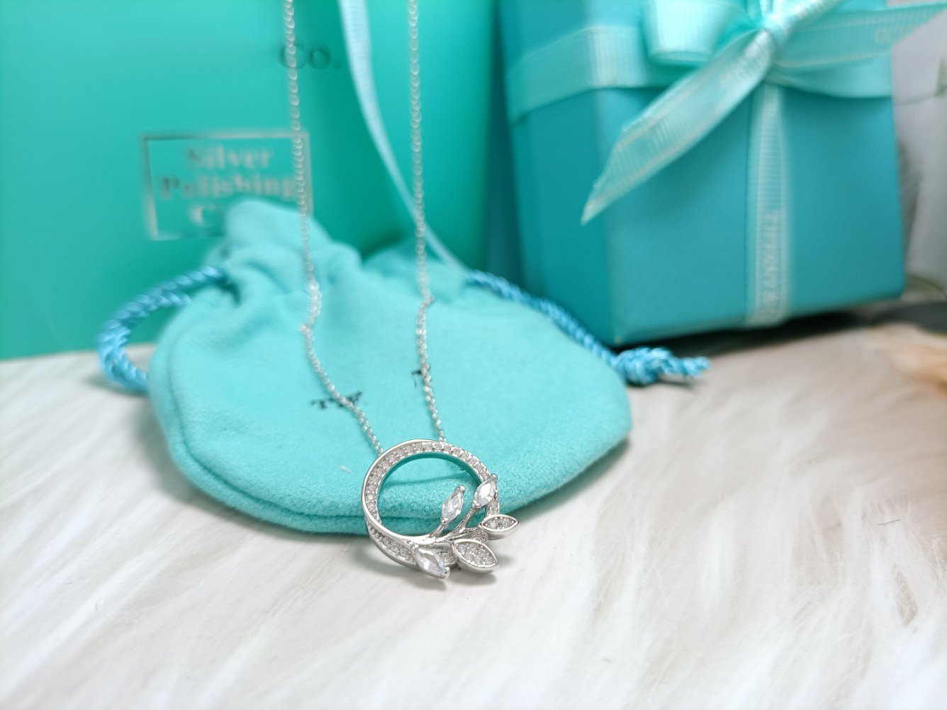DIAMOND VINE CIRCLE PENDANT PLATINUM NECKLACE
