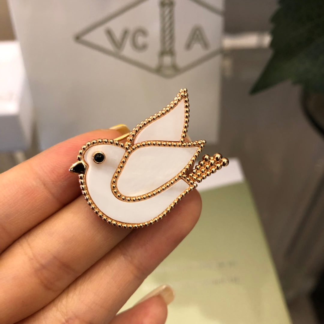 VCA Brooch 08