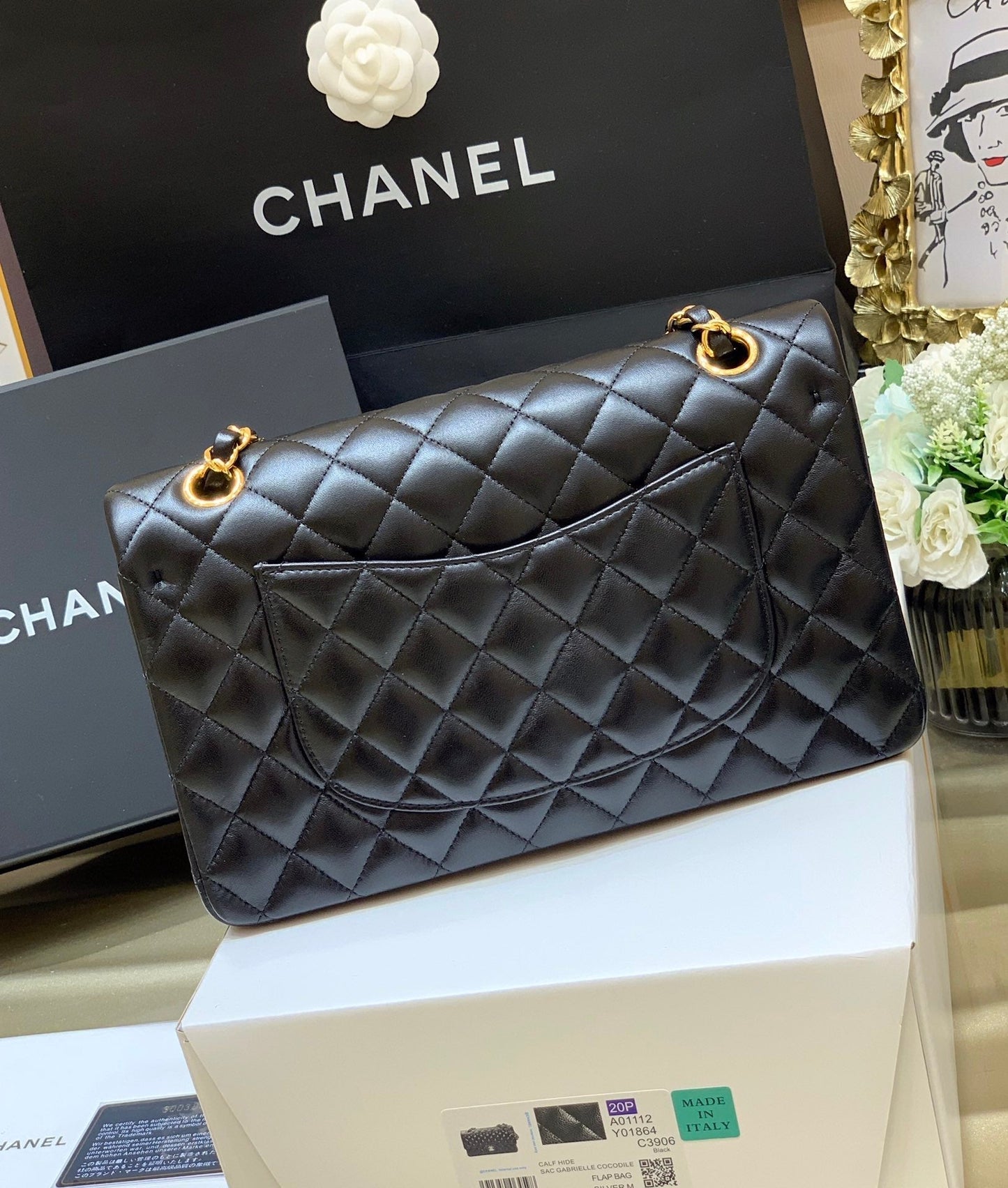 CLASSIC FLAP 25 BLACK LAMBSKIN YELLOW GOLD HARDWARE