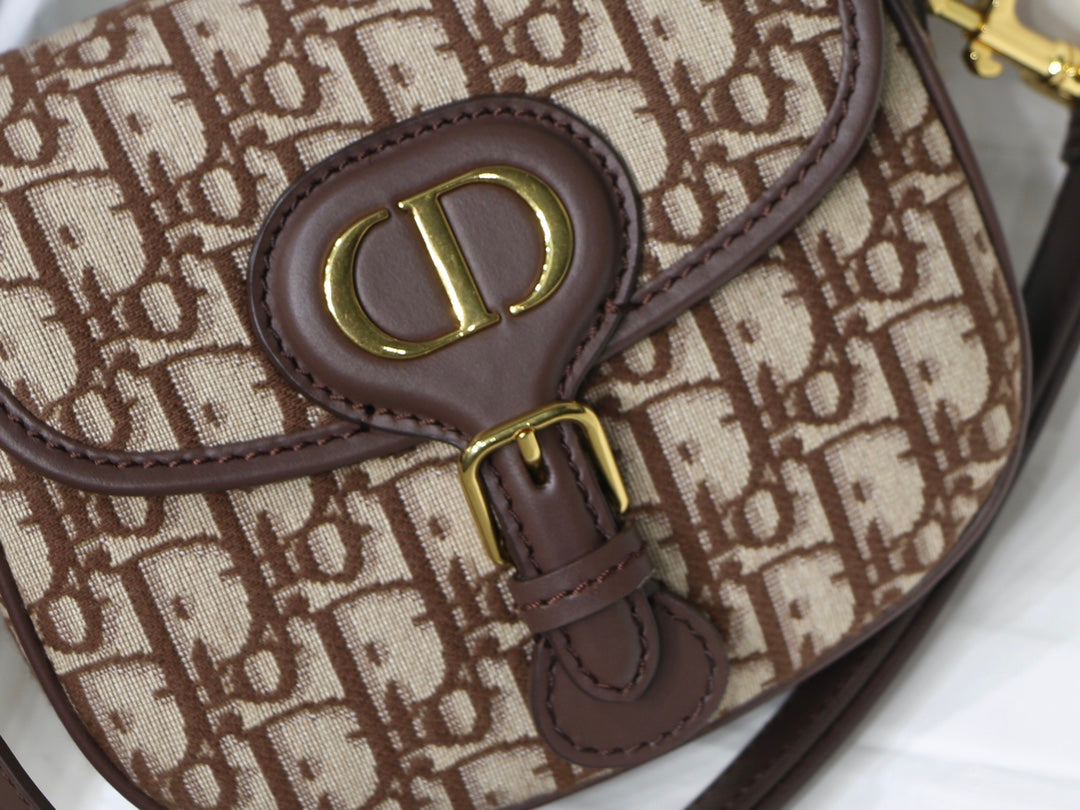 MEDIUM CD BOBBY 22CM CHOCOLATE OBLIQUE CANVAS GOLD HARDWARE