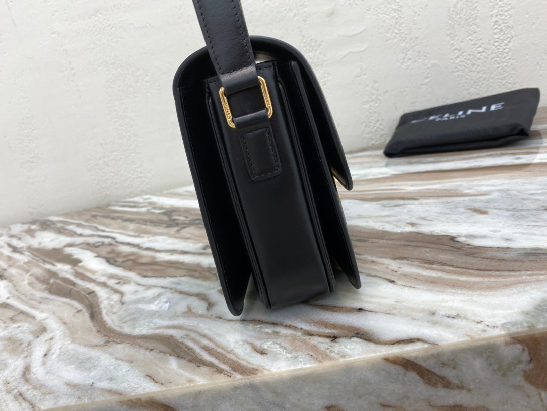 CLASSIQUE TRIOMPHE 22 BLACK CALFSKIN GOLD HARDWARE