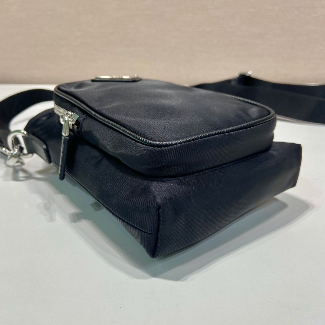 PHONE BAG 18 IN BLACK RE-NYLON