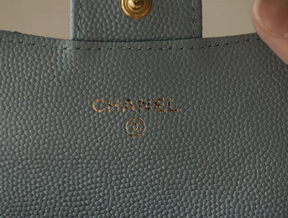 CC FLAP CARD HOLDER 11.3 LIGHT BLUE GRAINED CALFSKIN GOLD ICON