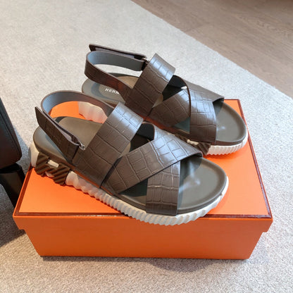 HM ELECTRIC CROCODILE MOTIF SANDAL CEDAR CALFSKIN
