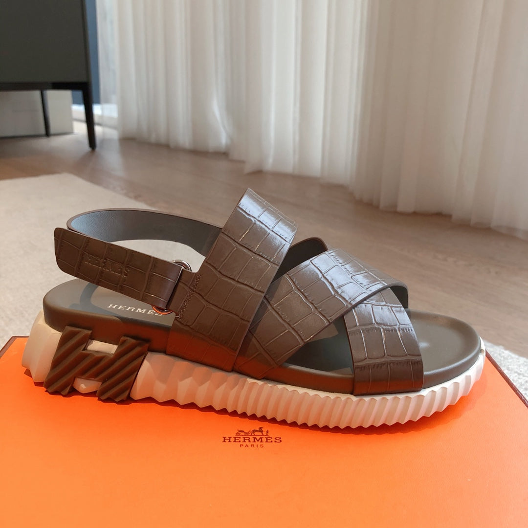 HM ELECTRIC CROCODILE MOTIF SANDAL CEDAR CALFSKIN