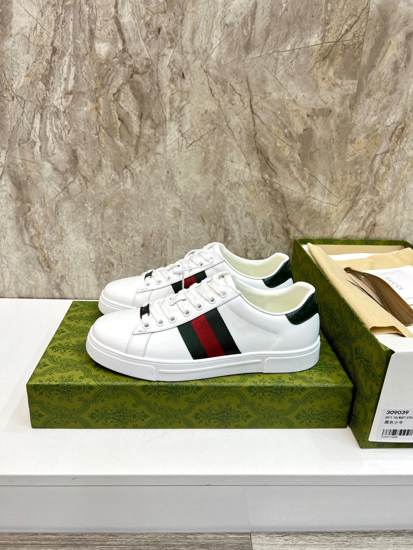 GG Men's ACE Sneaker White Calfskin 525955