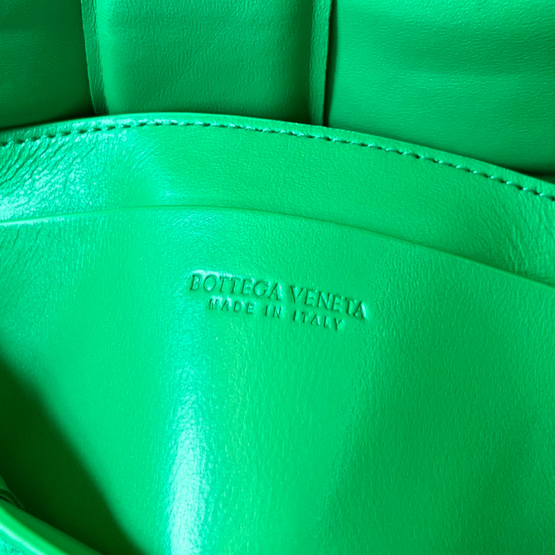 MINI CASSETTE 18 IN LIGHT GREEN LAMBSKIN