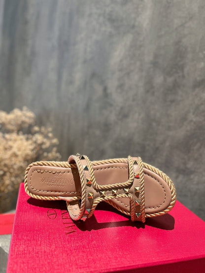 ROCKSTUD LAMINATED NAPPA WEDGE SANDAL 100 MM ROSE BROWN