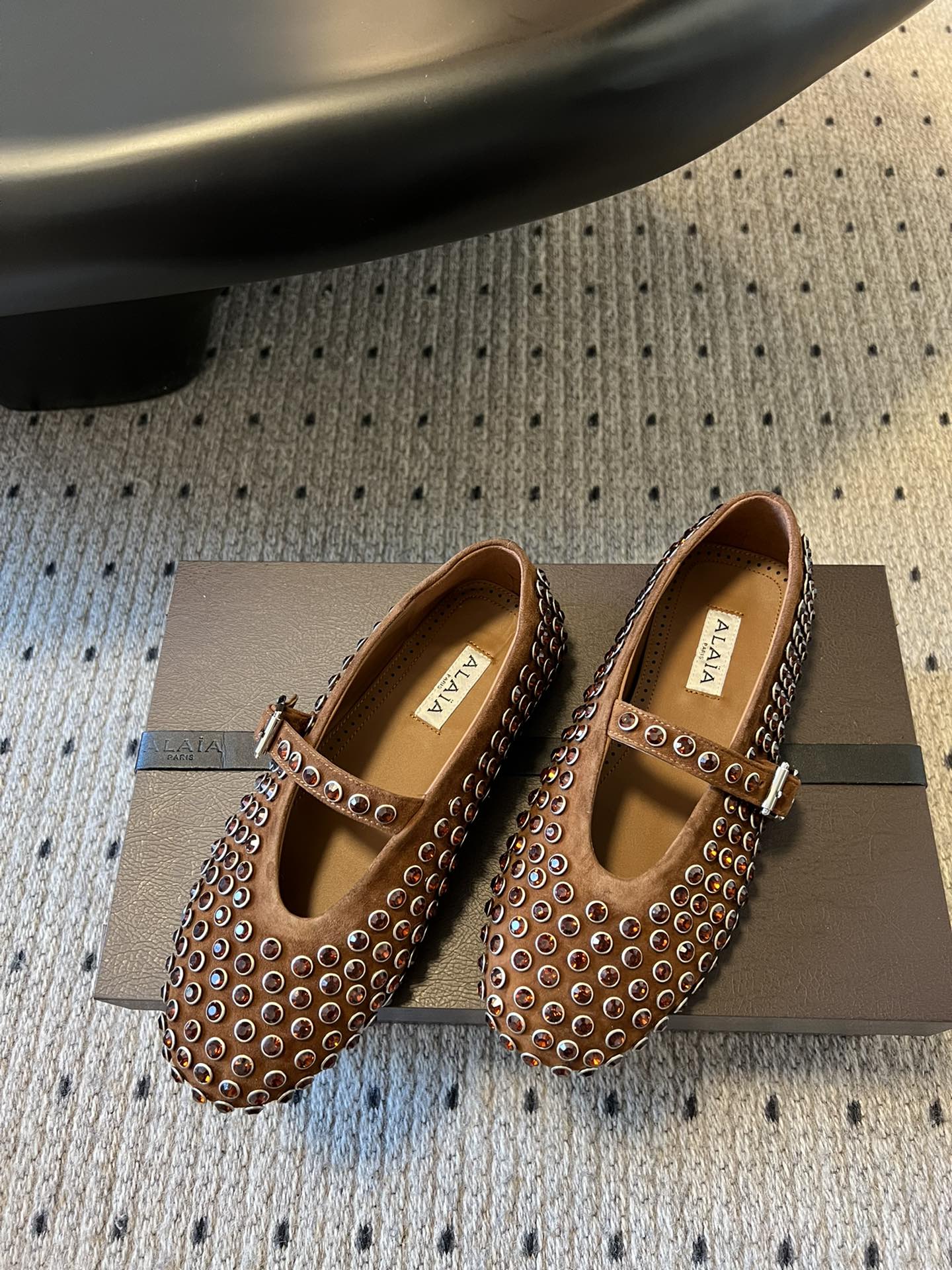 Alaia 25 Strass Ballet Flats Brown Suede Goatskin 303723