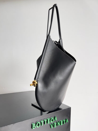 MEDIUM SOLSTICE 44 BLACK LAMBSKIN 74025