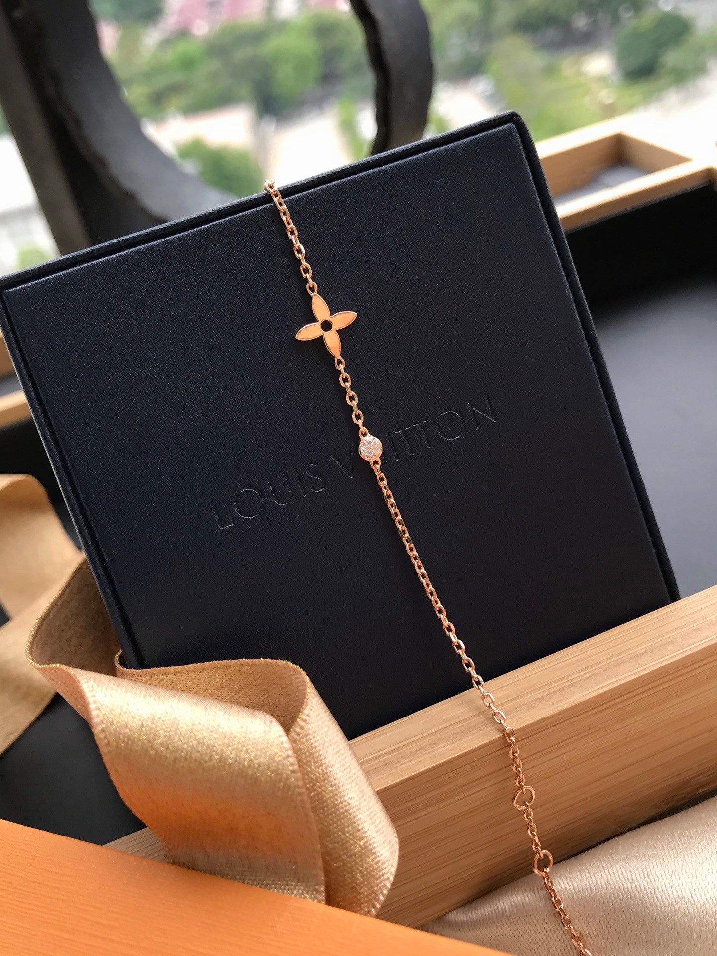 LV BLOSSOM SERIES SINGLE FLOWER DIAMOND COLLARBONE BRACELET