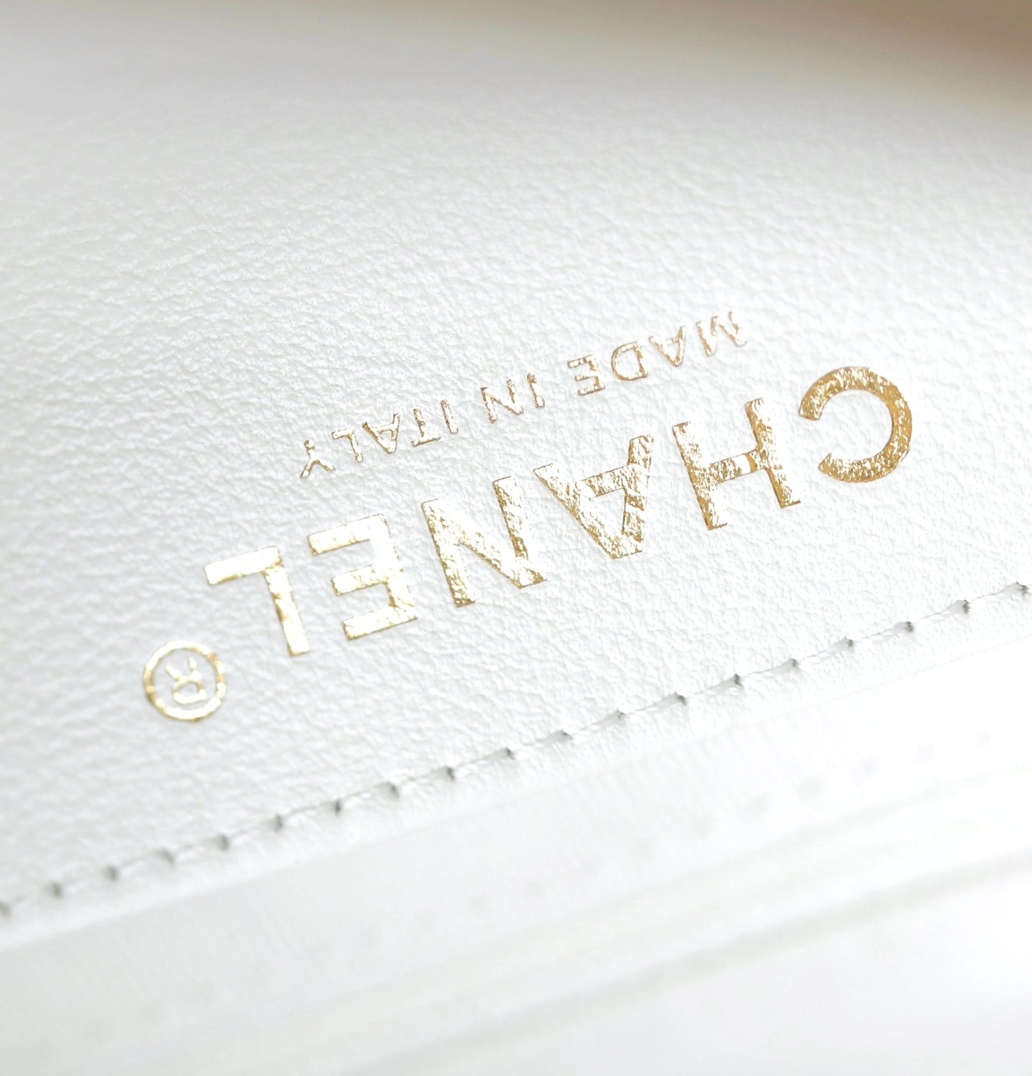 Chanel 25s 𝖧𝗈𝖻𝗈 medium backpack  white calfskin 340203