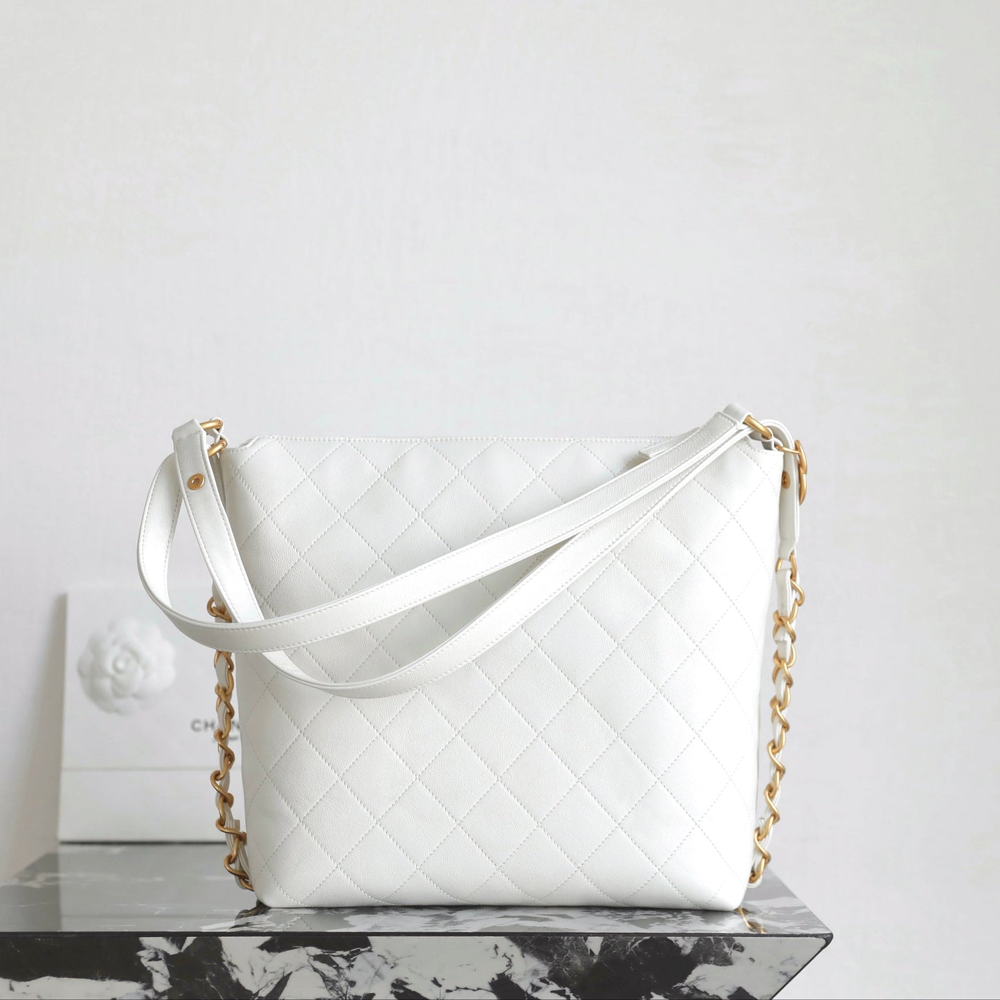 Chanel 25s 𝖧𝗈𝖻𝗈 medium backpack  white calfskin 340203