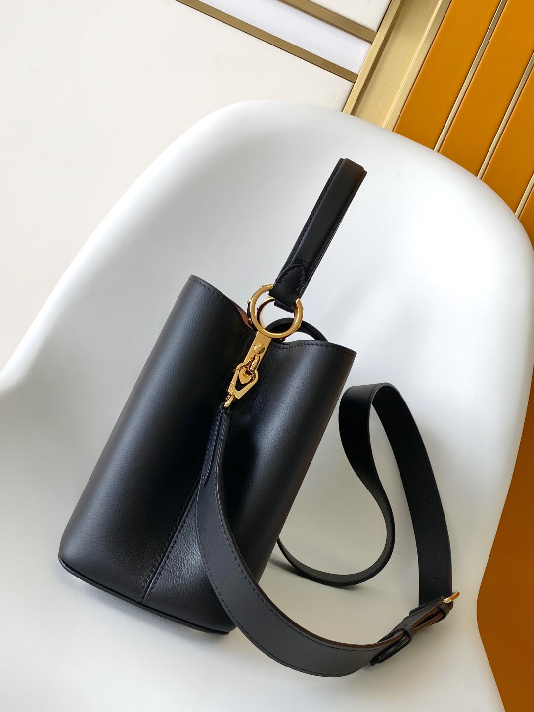 CAPUCINES GM 33CM BLACK GOLD TAURILLON LEATHER 252021