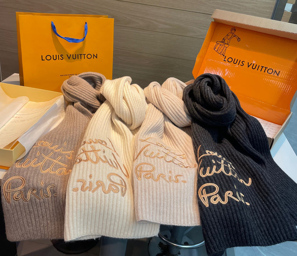 LV Exclusive  Scarf 180cm White Wool 978802
