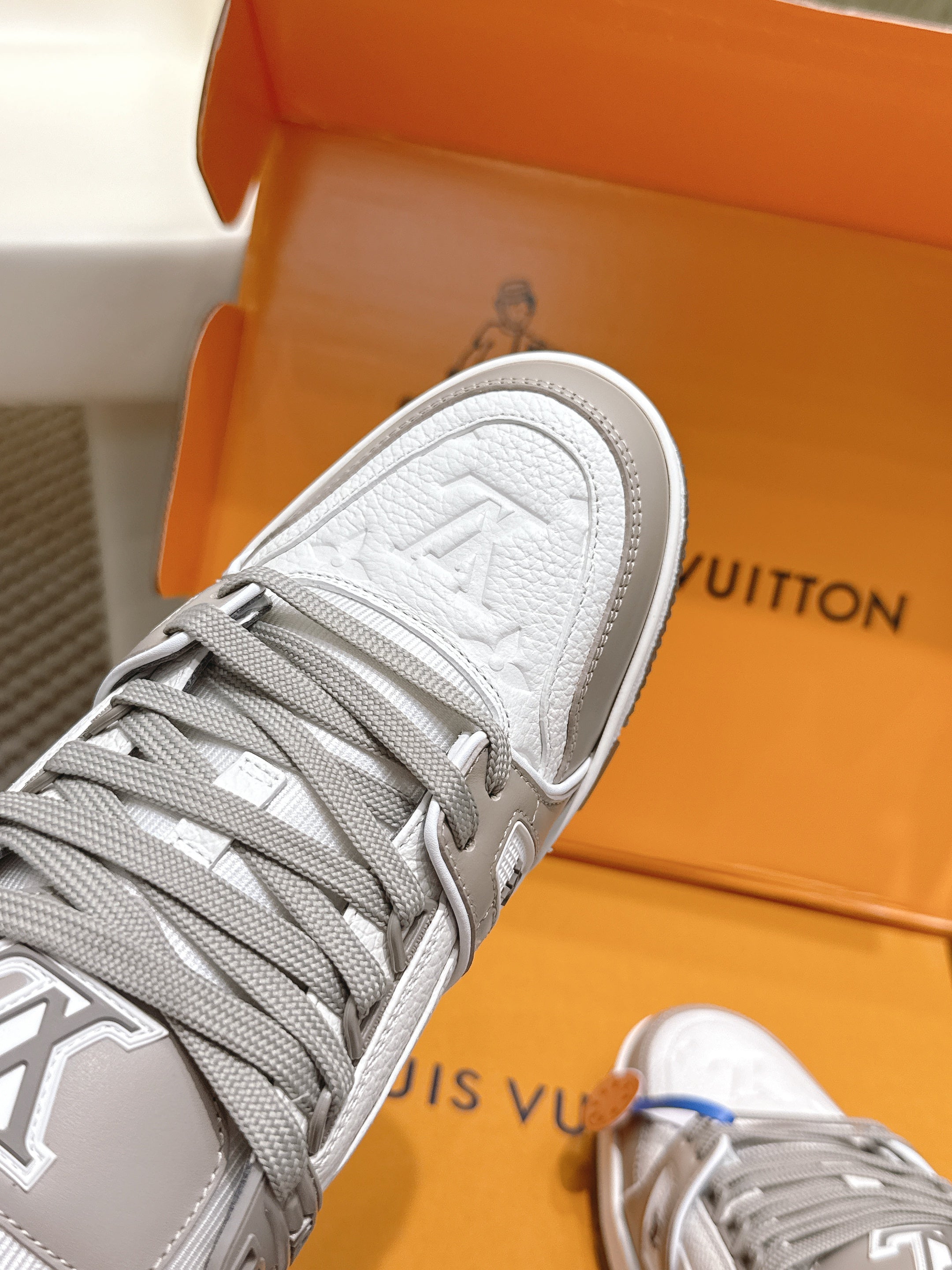 LV 26ss Trainer Sneakers White Gray Cowhide 657907