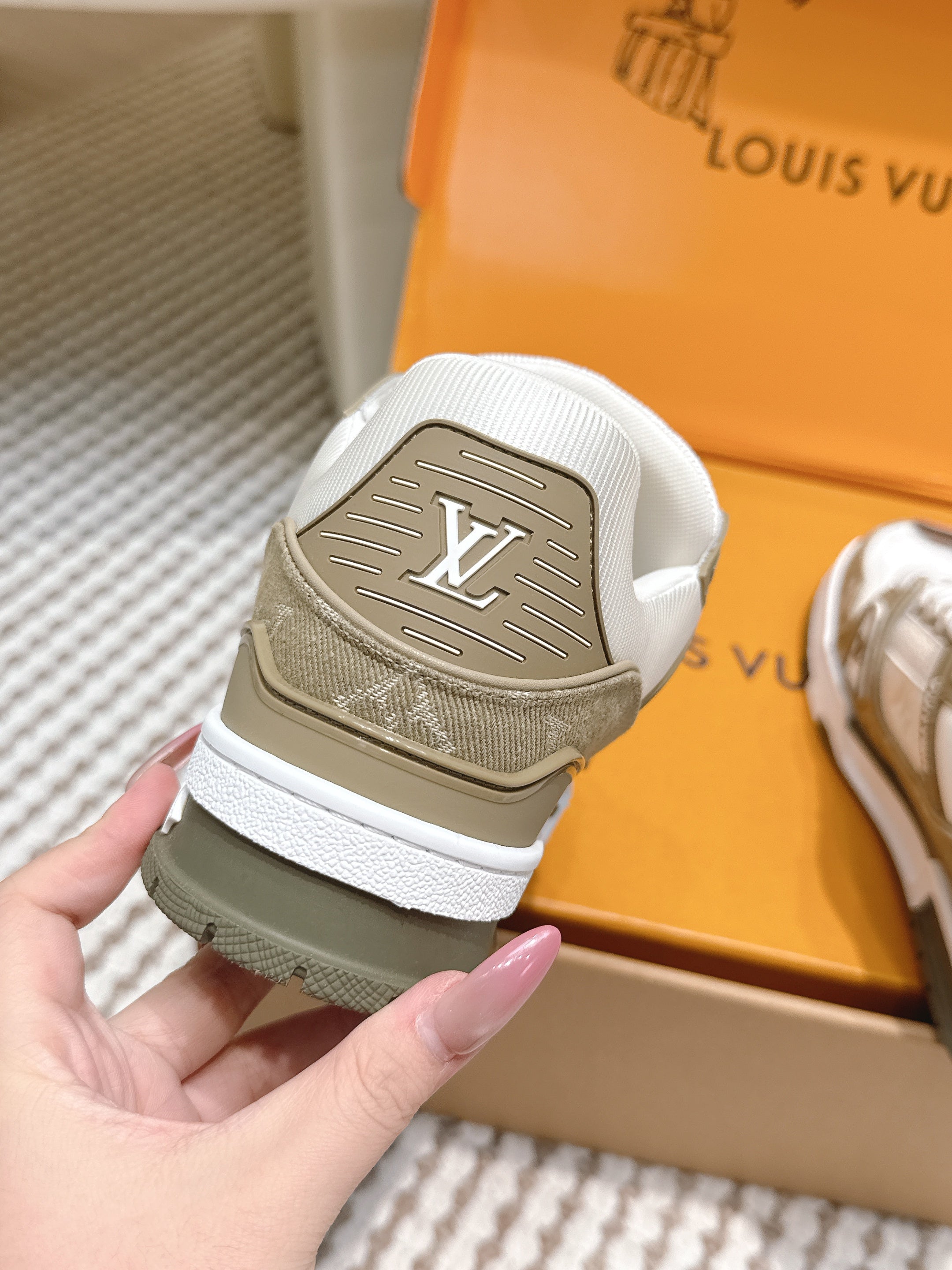 LV 26ss Trainer Sneakers White Taupe Denim Cowhide 657915