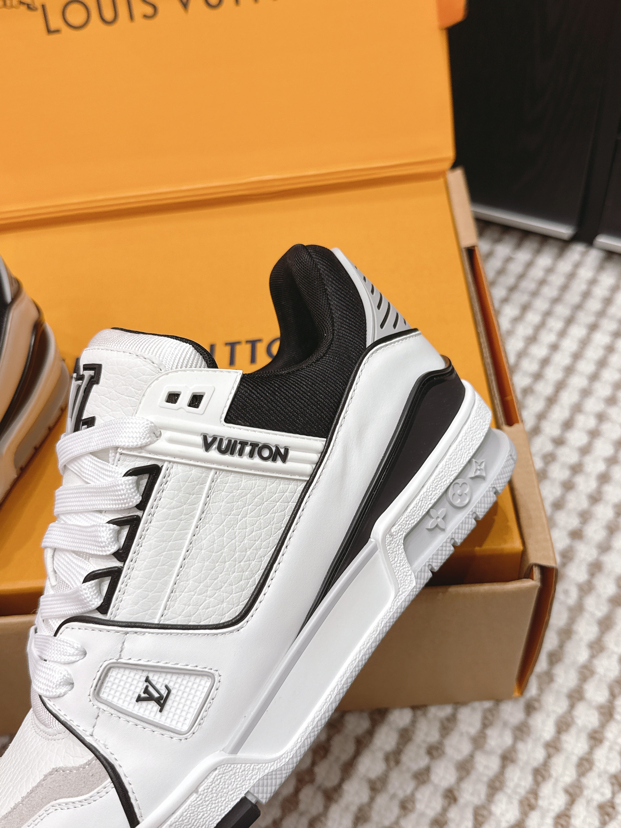 LV 26ss Trainer Sneakers White Black Cowhide 657928
