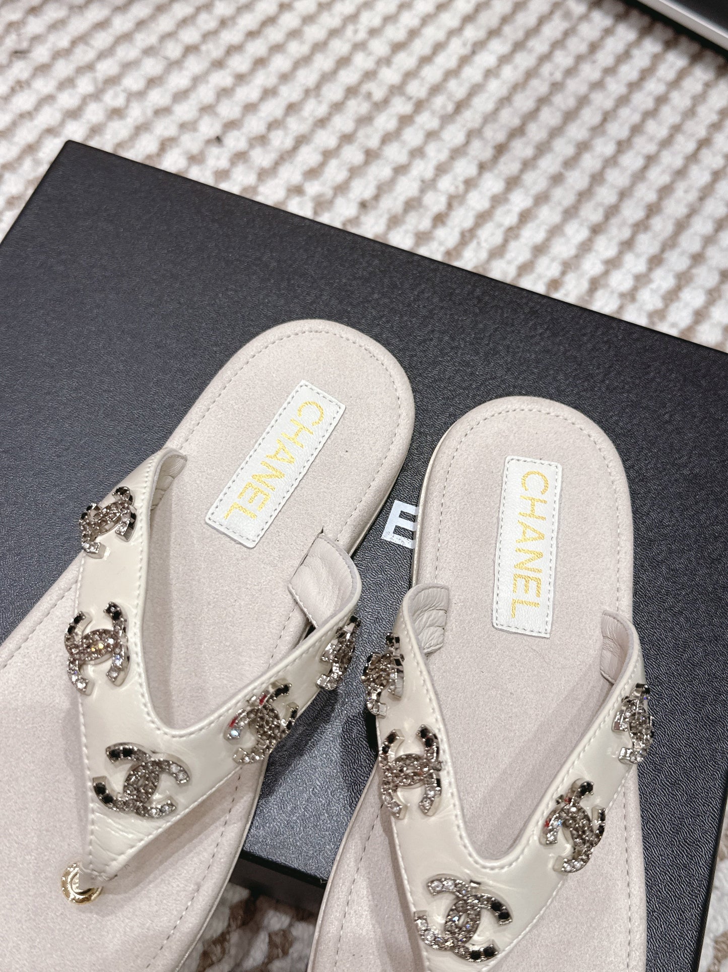 CC 26s Thong Sandals Light Beige Suede Sheepskin Multicolor Charm 632358