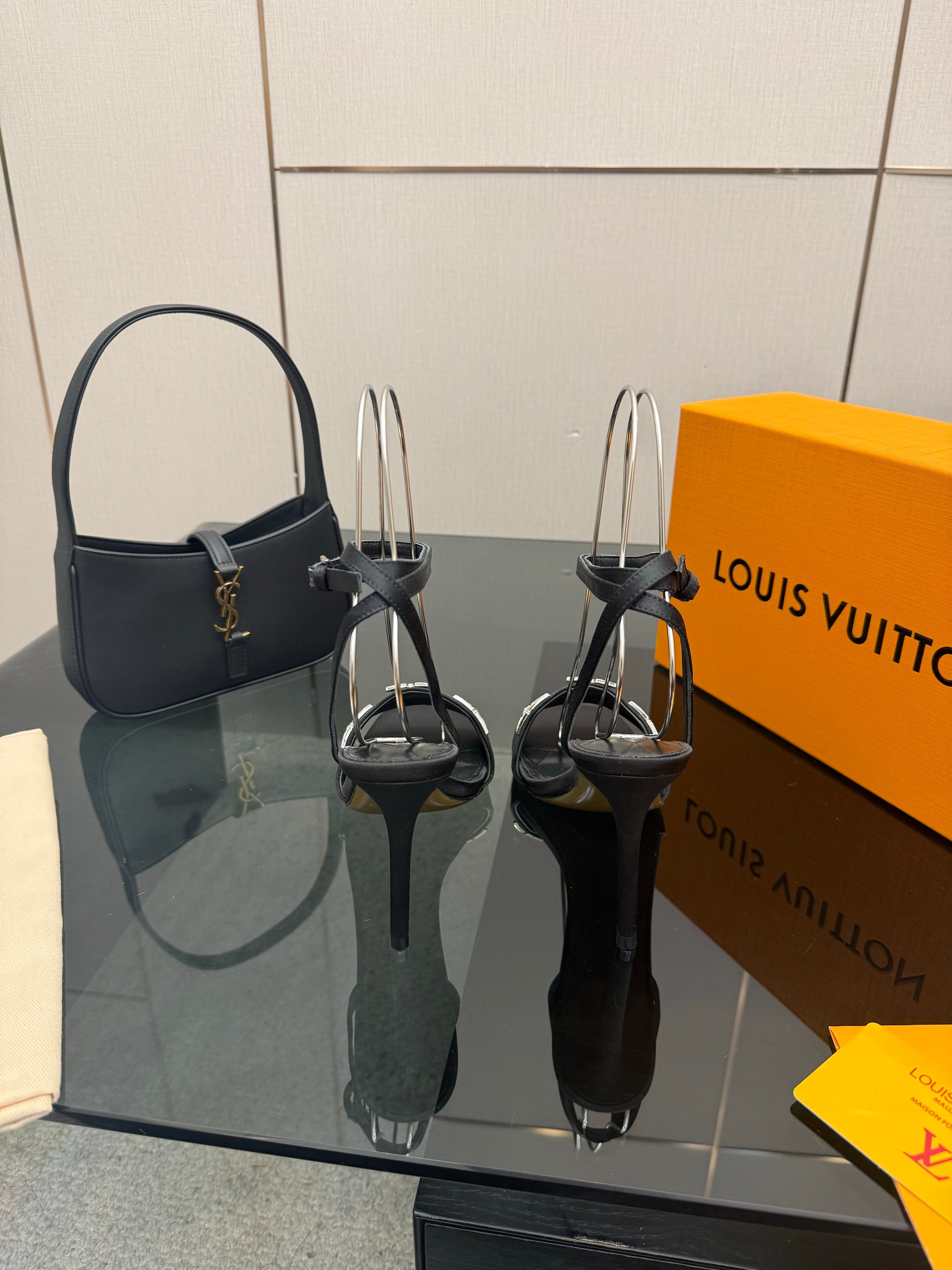 LV 26ss High Heeled Sandals 100 Black Satin Leather 629624