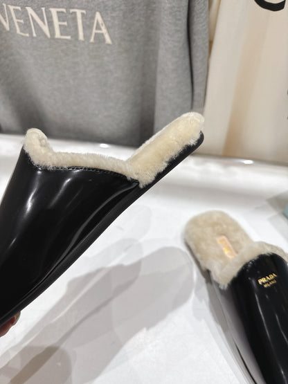 Prada 25s Furry Slippers Black Patent Sheepskin And Wool 535490