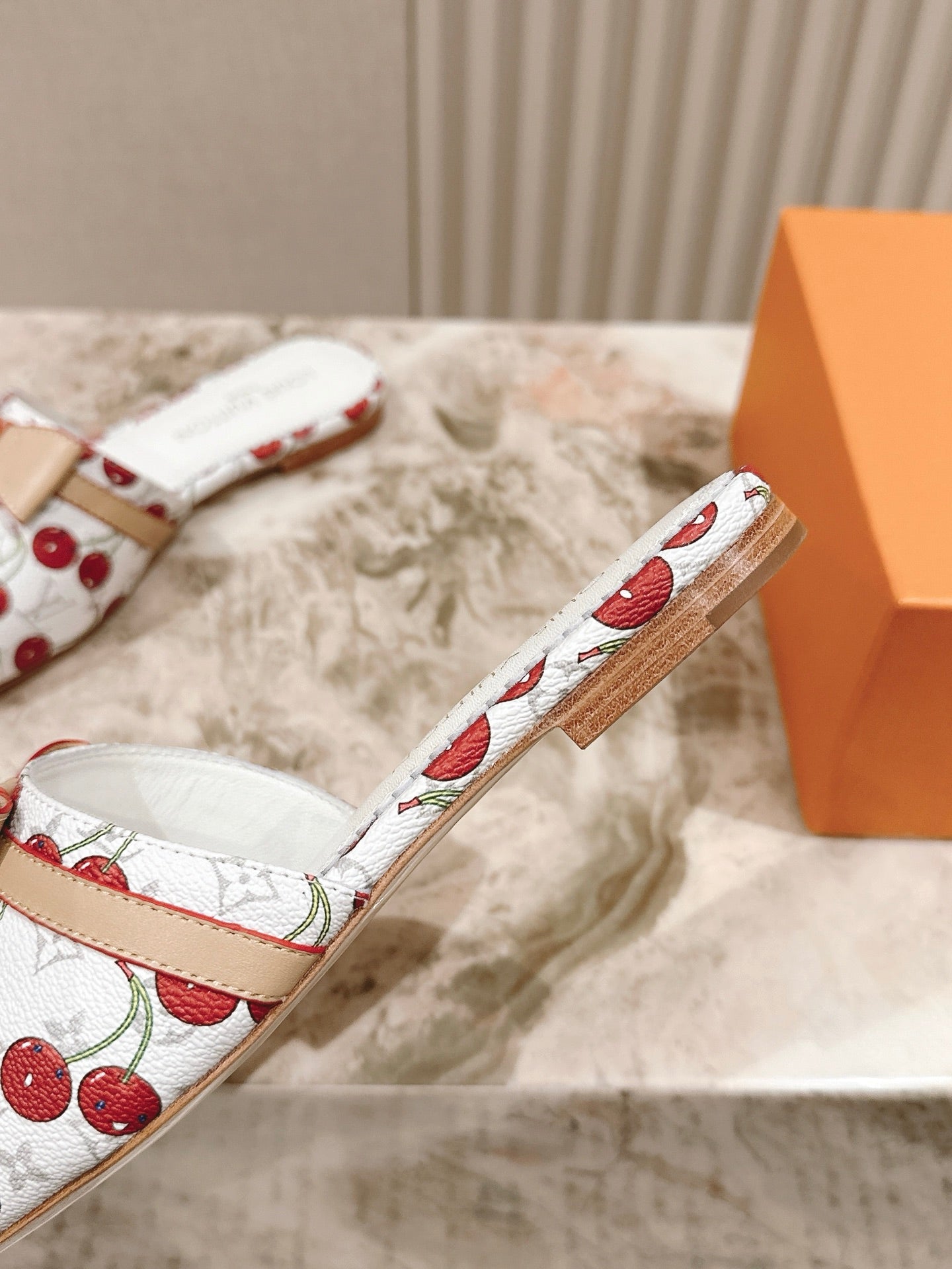 LV 26ss Slippers White Red Genuine Leather 656915