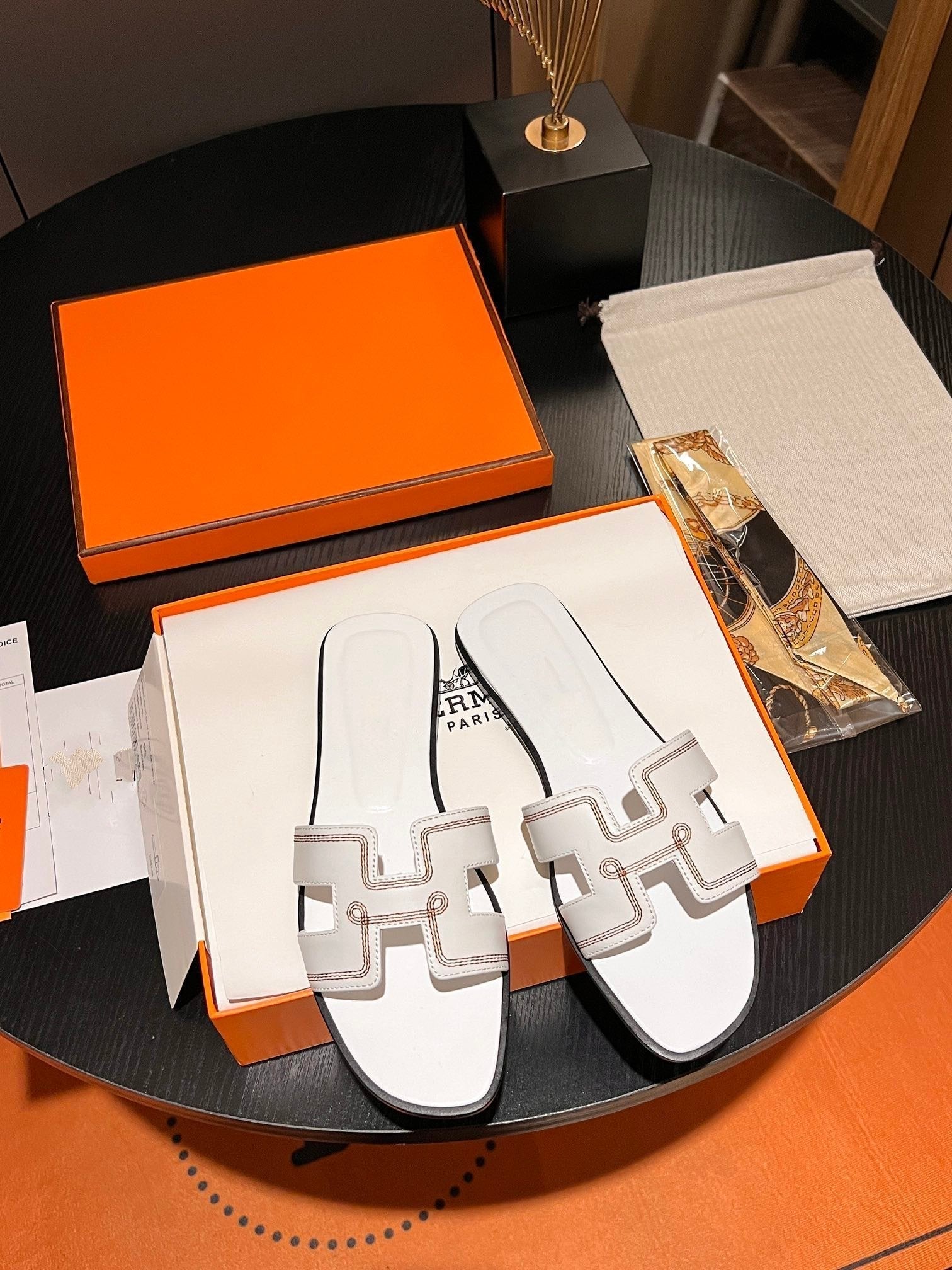 0RAN SANDAL Calfskin White