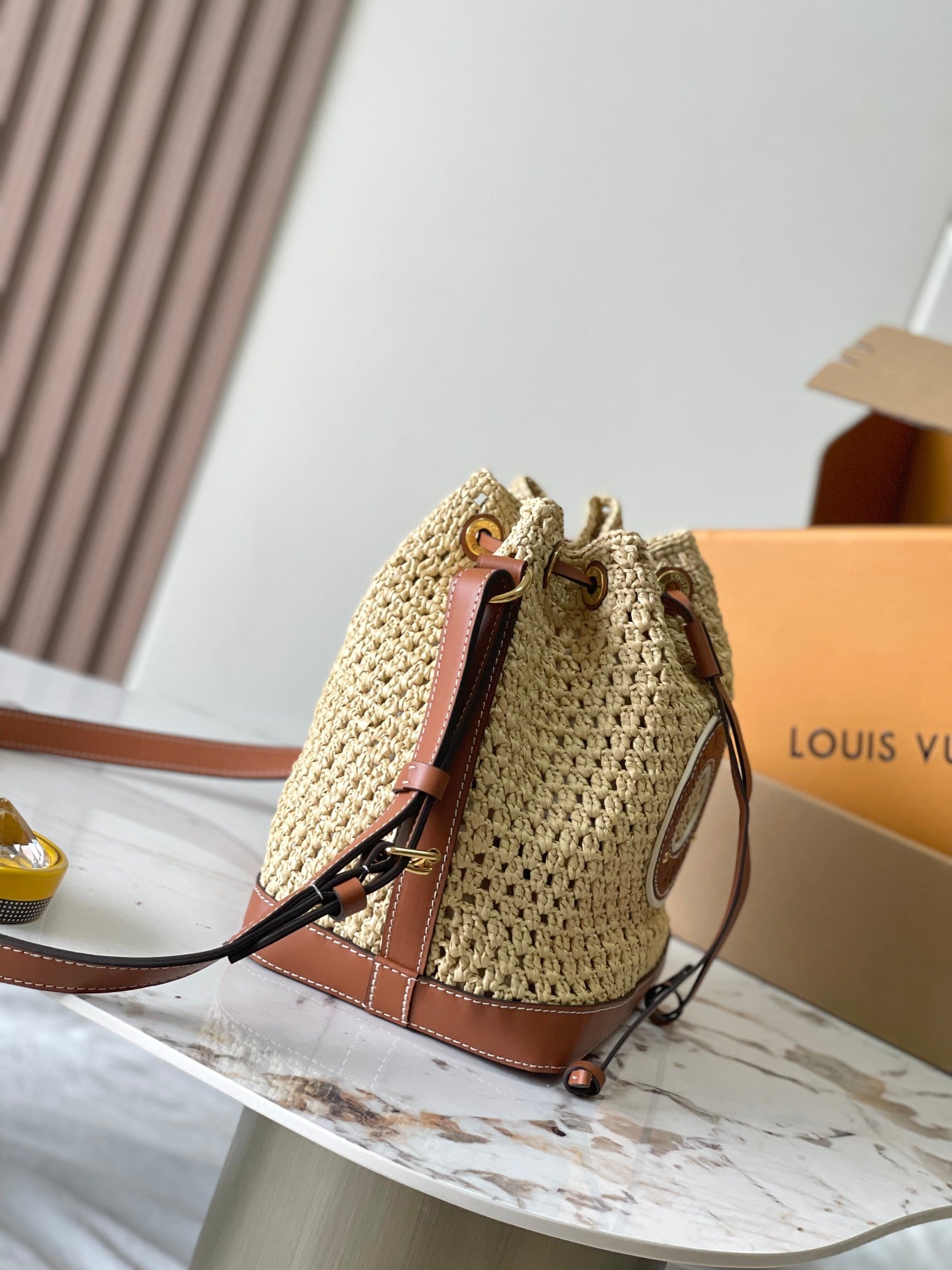 NOÉ PURSE 24 IN BEIGE CROCHETED RAFFIA AND BROWN CALFSKIN TRIM