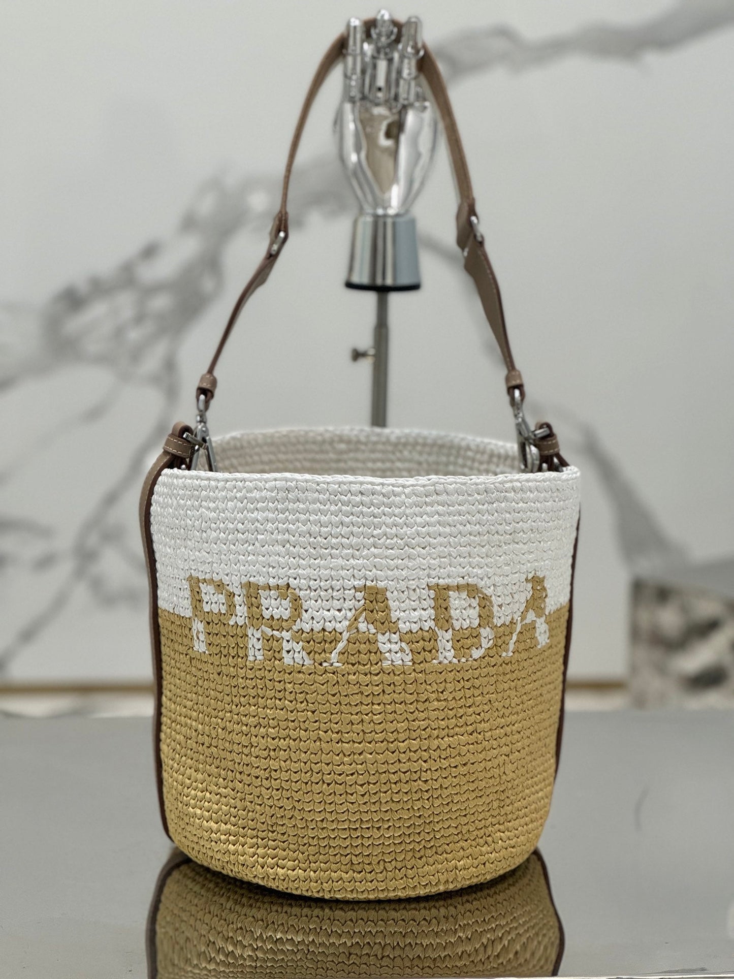 BUCKET BAG 25 IN WHITE MIX BEIGE RAFFIA AND BROWN CALFSKIN HANDLE
