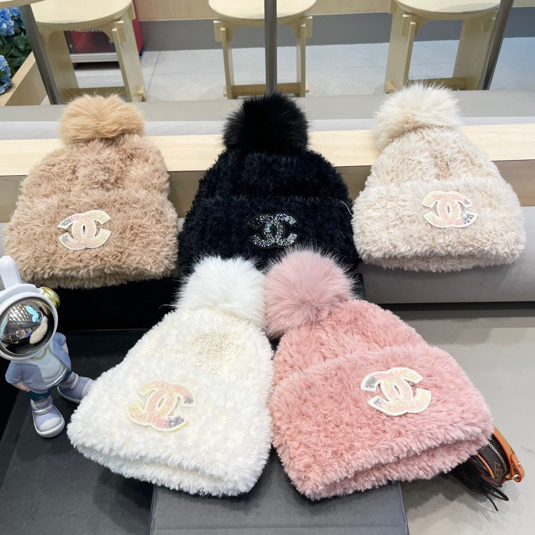 BEANIE HAT IN WHITE CREAM SOLF FLEECE 419711