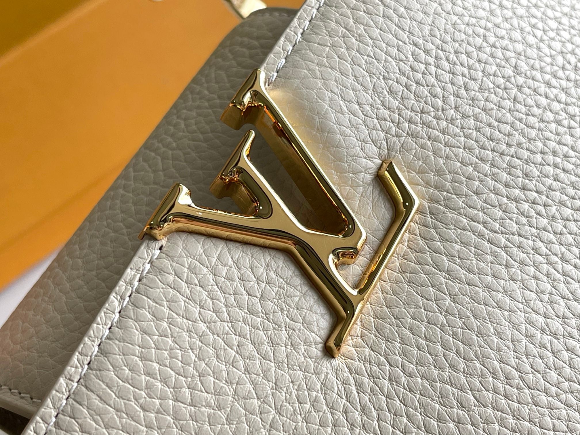 CAPUCINES MINI 21 BEIGE TAURILLON GOLD HARDWARE