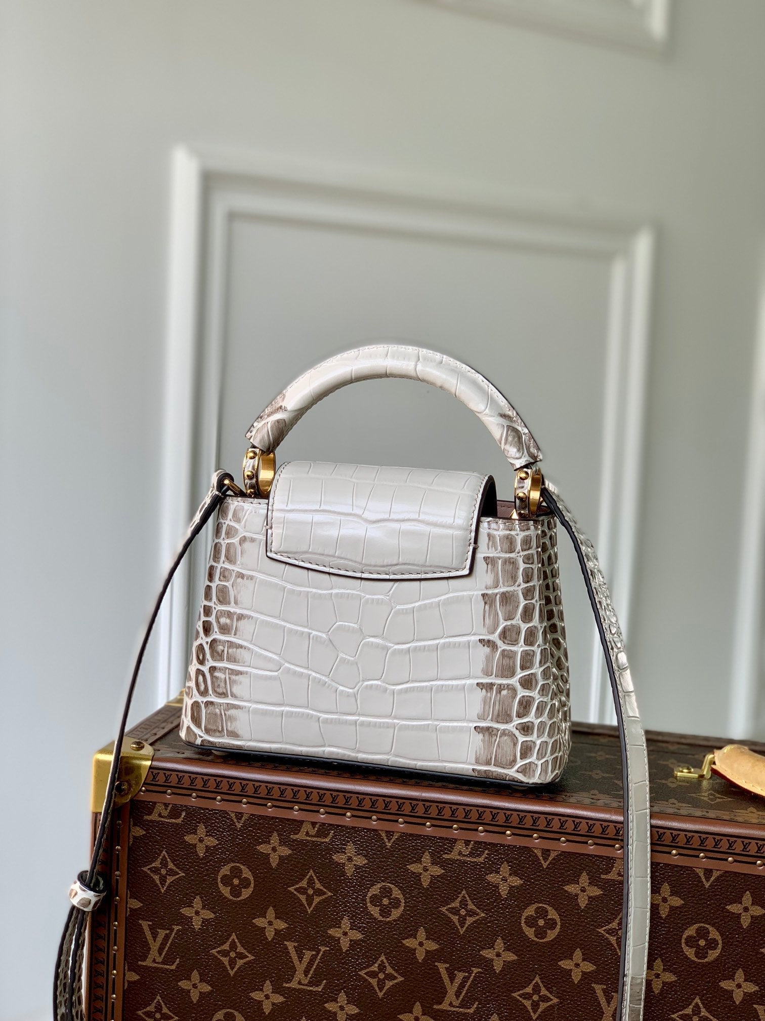 CAPUCINES MINI 21 WHITE GREY CROCODILE EMBOSSED CALFSKIN GOLD HARDWARE