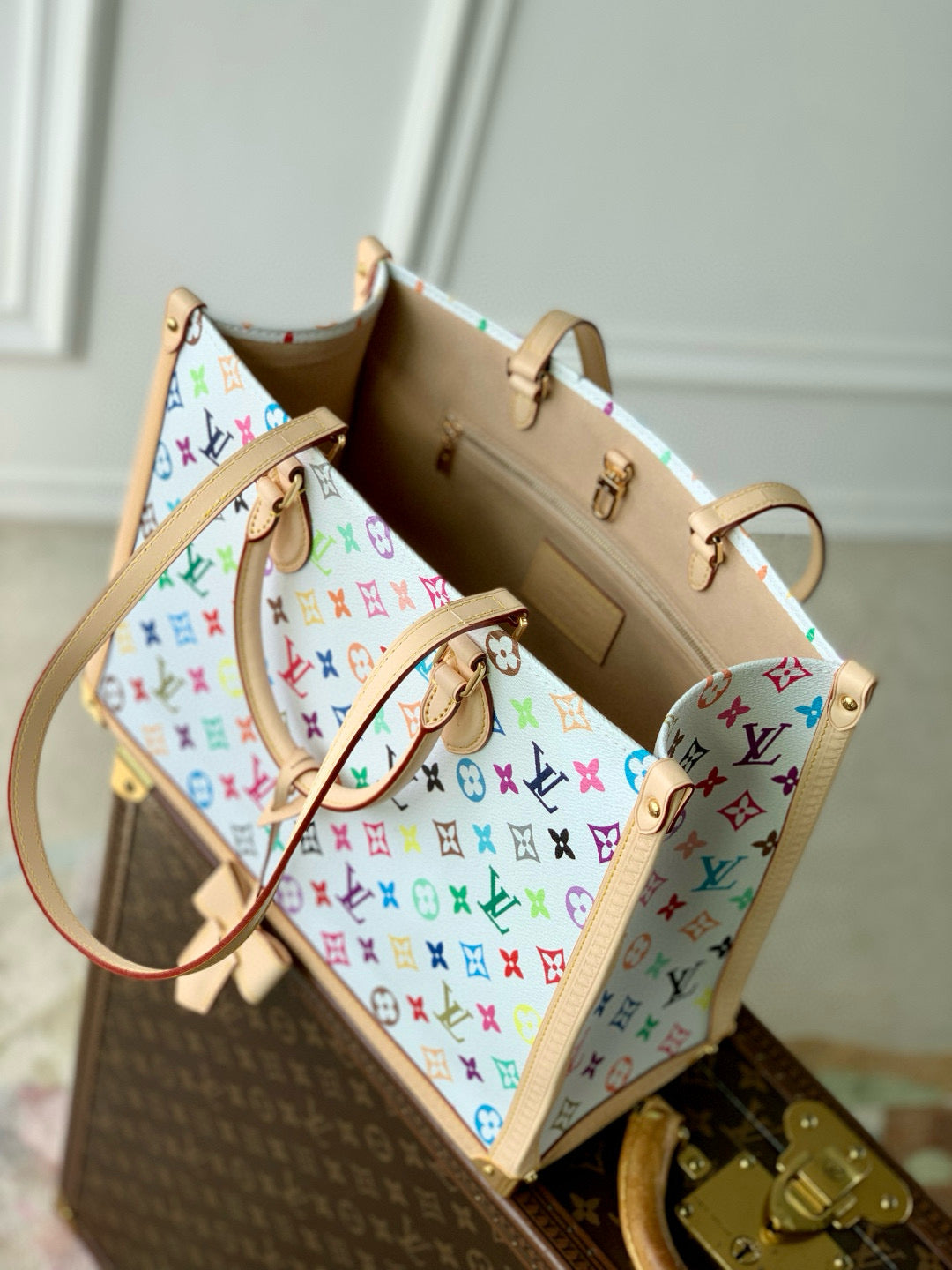 LV OnTheGo Monogram Bag Multicolor Canvas Cowhide 240930
