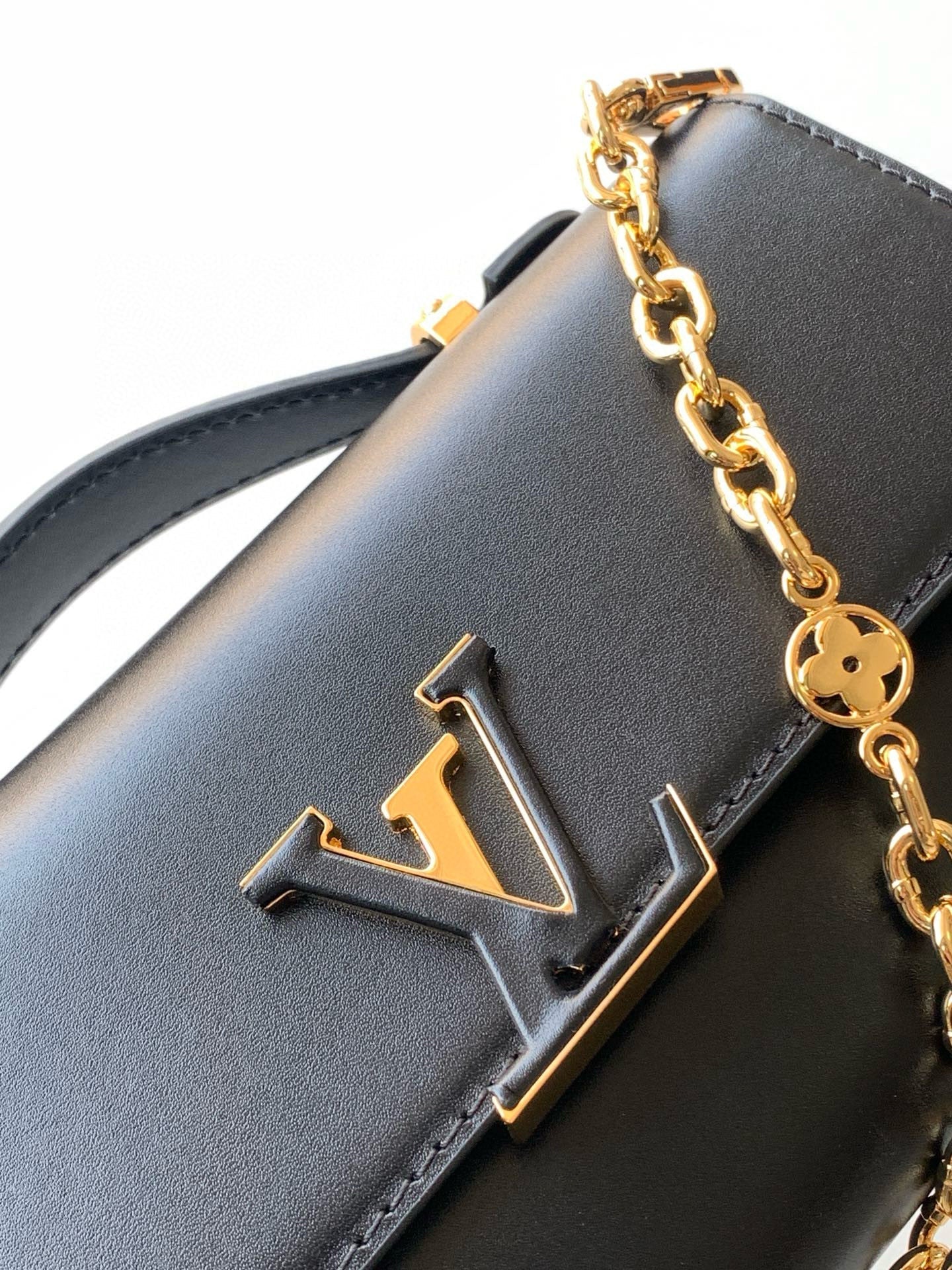 Wallet On Chain Capucines handbag Black Cowhide 250406