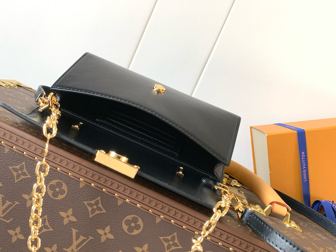 Wallet On Chain Capucines handbag Black Cowhide 250406