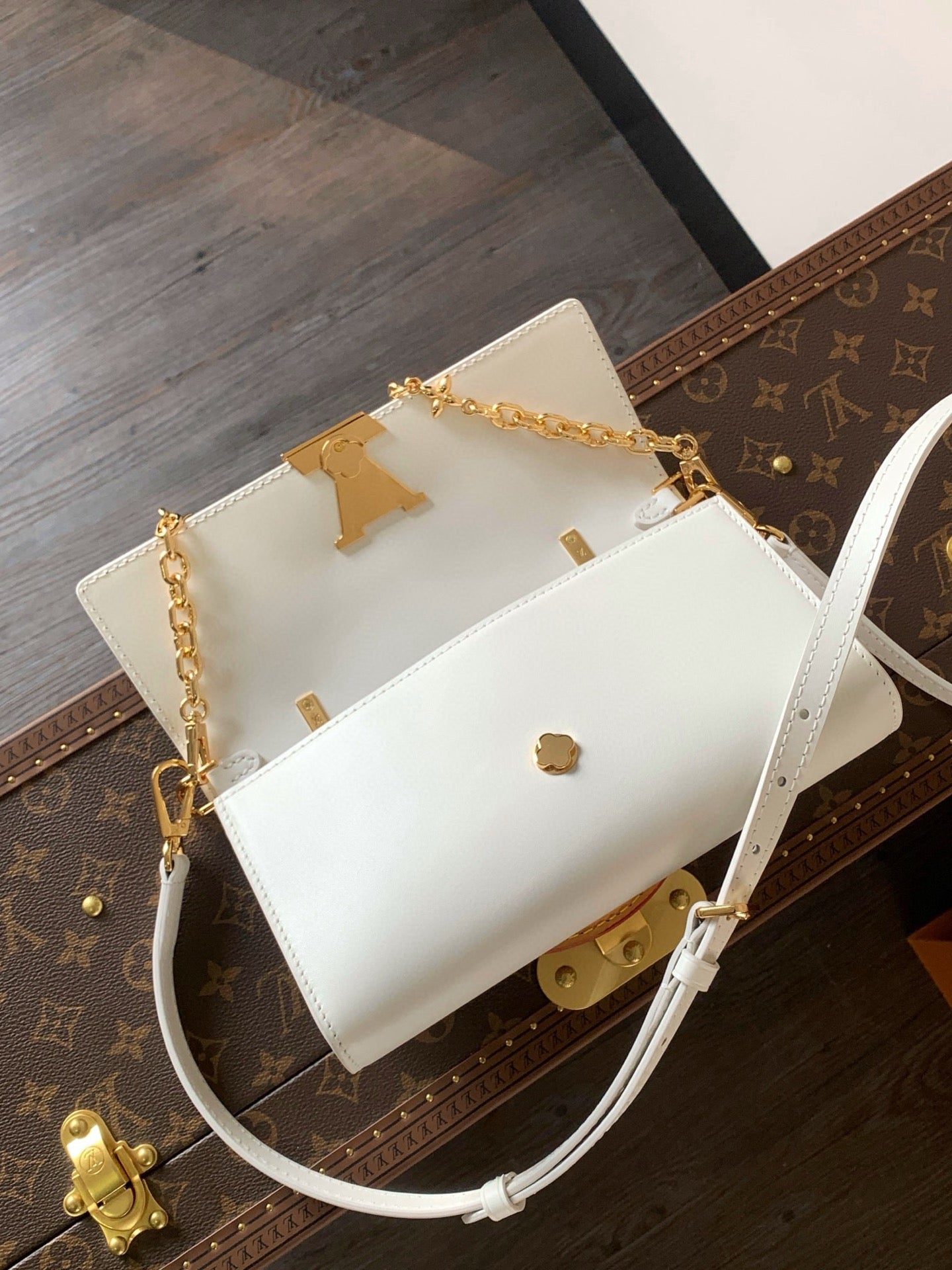 Wallet On Chain Capucines handbag White Cowhide 250408