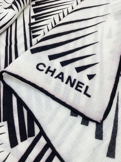 CC Square Scarf 140 CM In White Black Cashmere Mix Silk 382616
