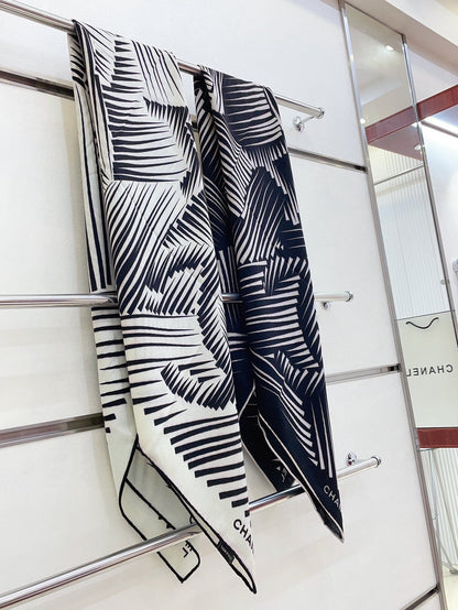 CC Square Scarf 140 CM In White Black Cashmere Mix Silk 382616