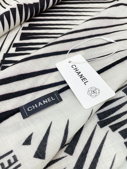 CC Square Scarf 140 CM In White Black Cashmere Mix Silk 382616