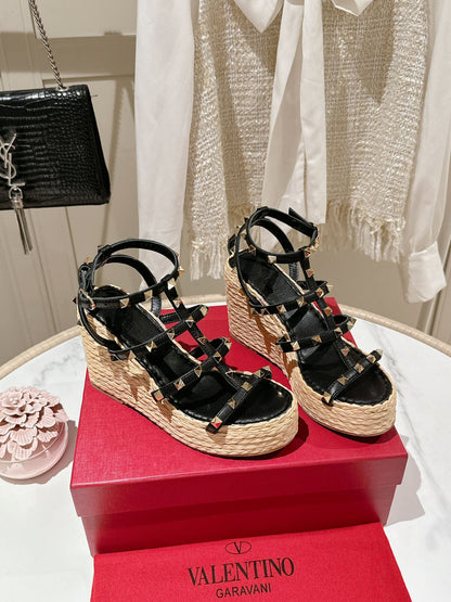 ROCKSTUD ANKLE STRAP WEDGE SANDAL IN BLACK CALFSKIN LEATHER 95 MM