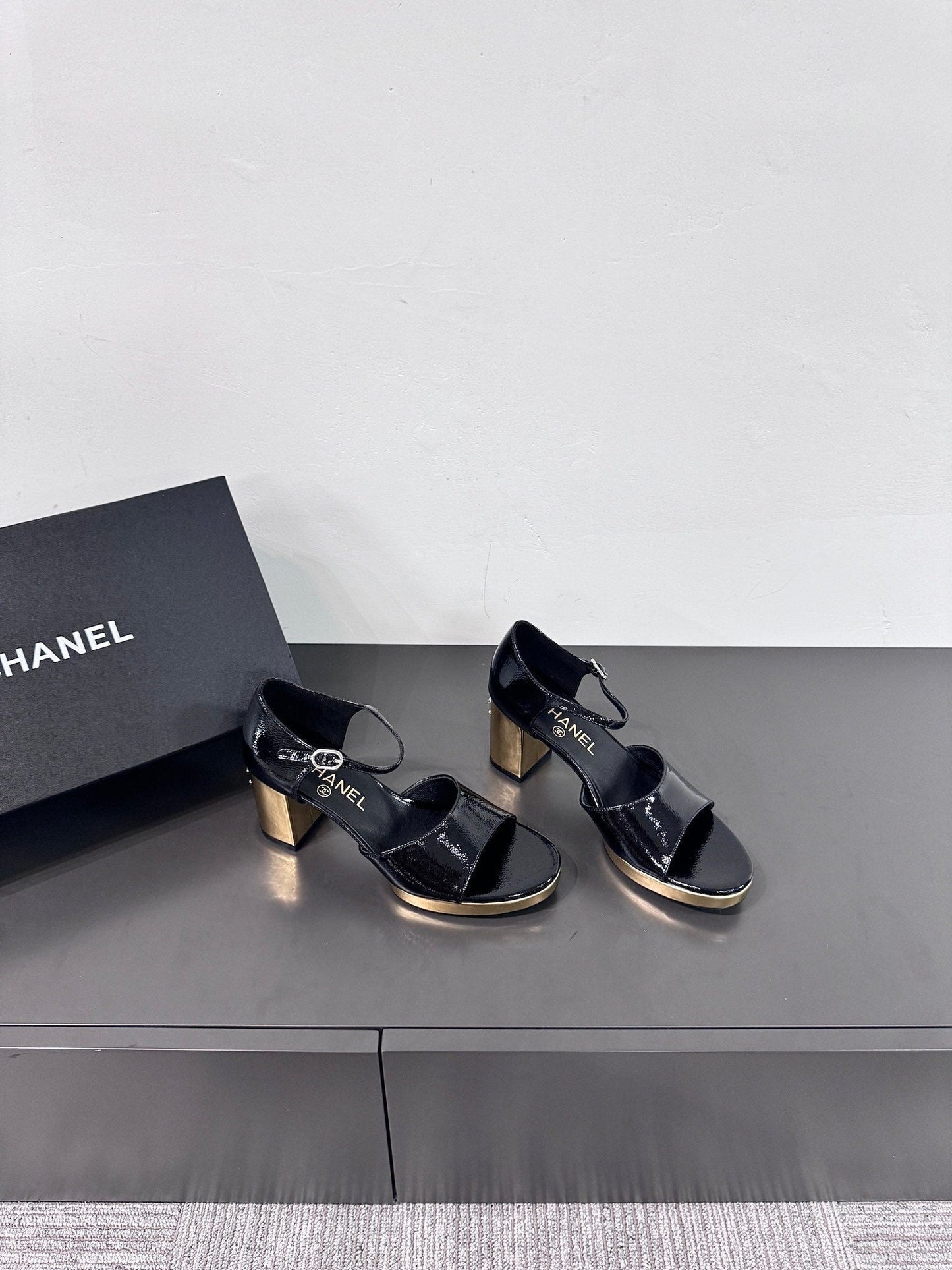 BLOCK HEEL SANDALS BLACK SHEEPSKIN