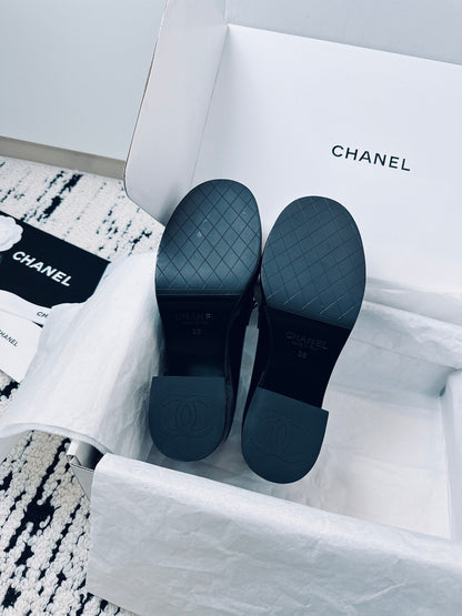 CC Moccasins 55mm In Black Glossy Lambskin With Chain 144477